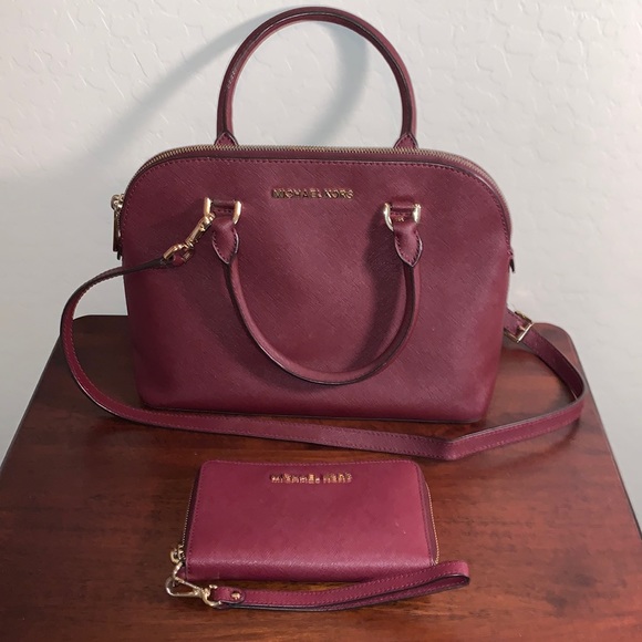 Michael Kors Handbags - MICHAEL KORS GORGEOUS CROSSBODY HANDBAG WITH MATCHING WRISTLET